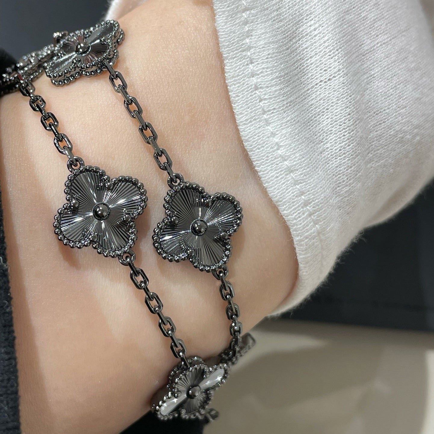 [Violet JW]CLOVER 5 MOTIF BLACK BRACELET