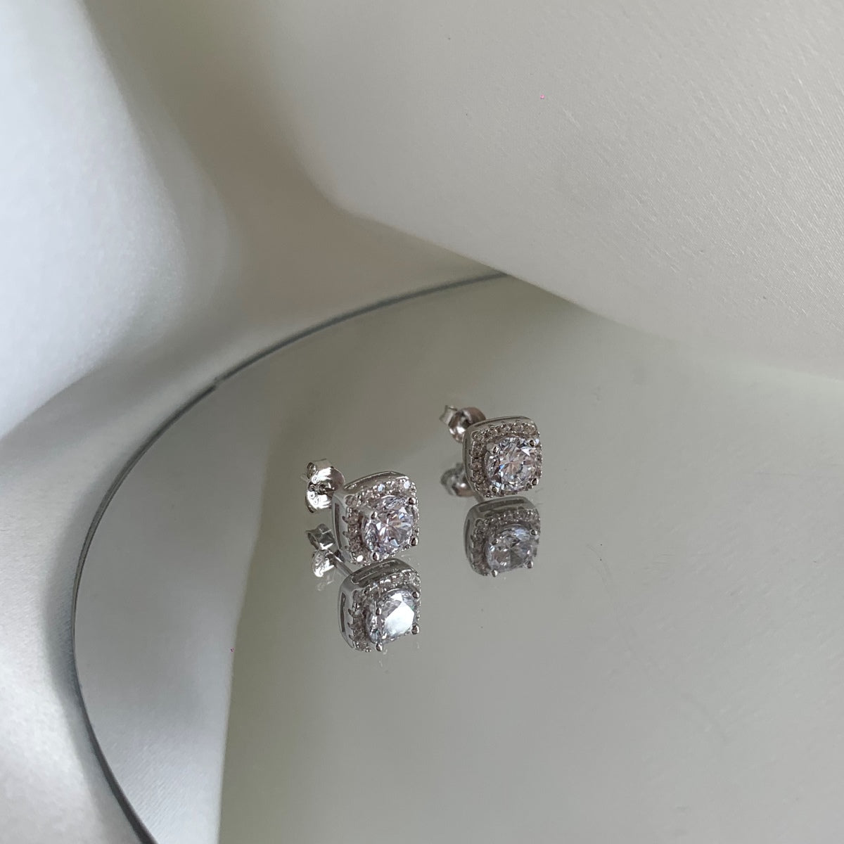 [Violet JW]Classic Round Center Stone Stud Earrings