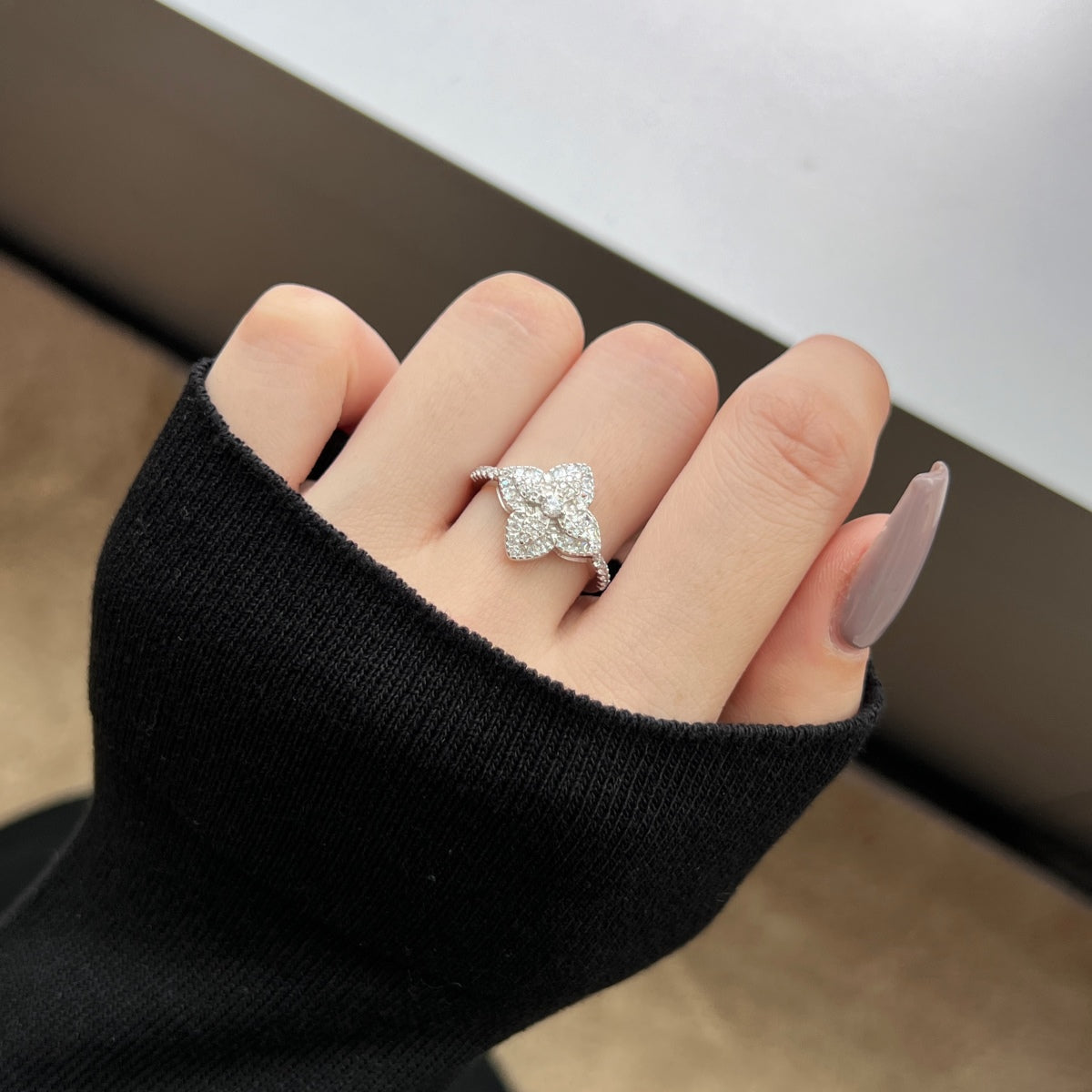 [Violet JW]Luxurious Colorful Flower Shape Banquet Ring
