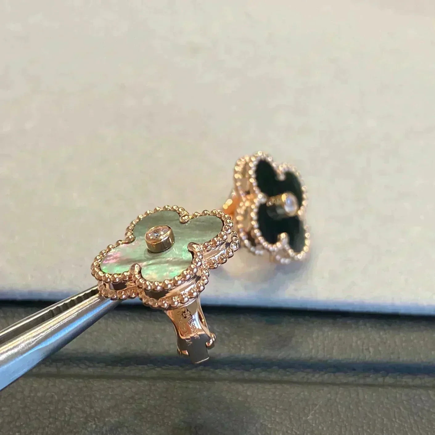 [Violet JW]CLOVER MEDIUM 1 MOTIFS GRAY MOP  DIAMOND EARRINGS