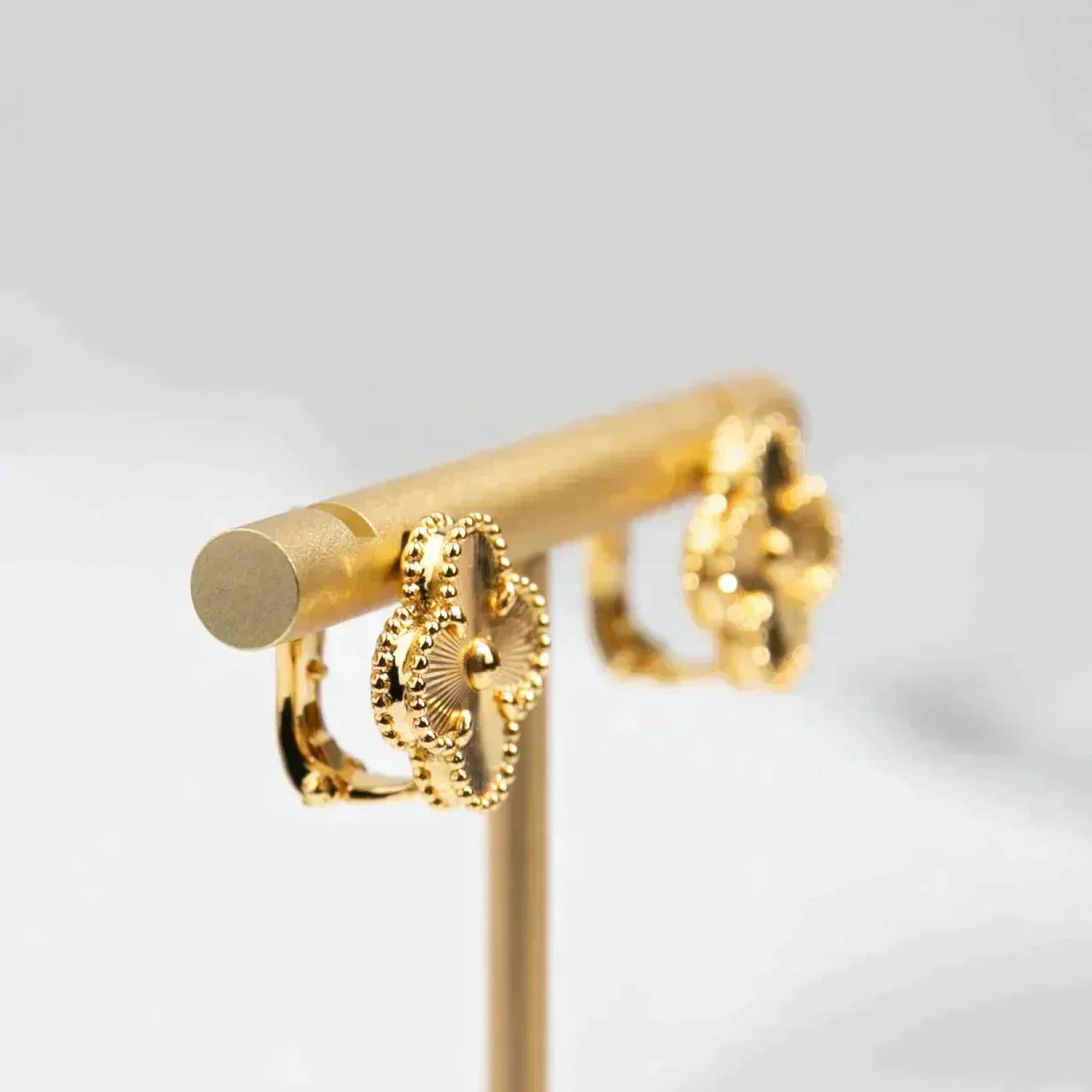 [Violet JW]CLOVER MEDIUM 1 MOTIFS LASER EARRINGS