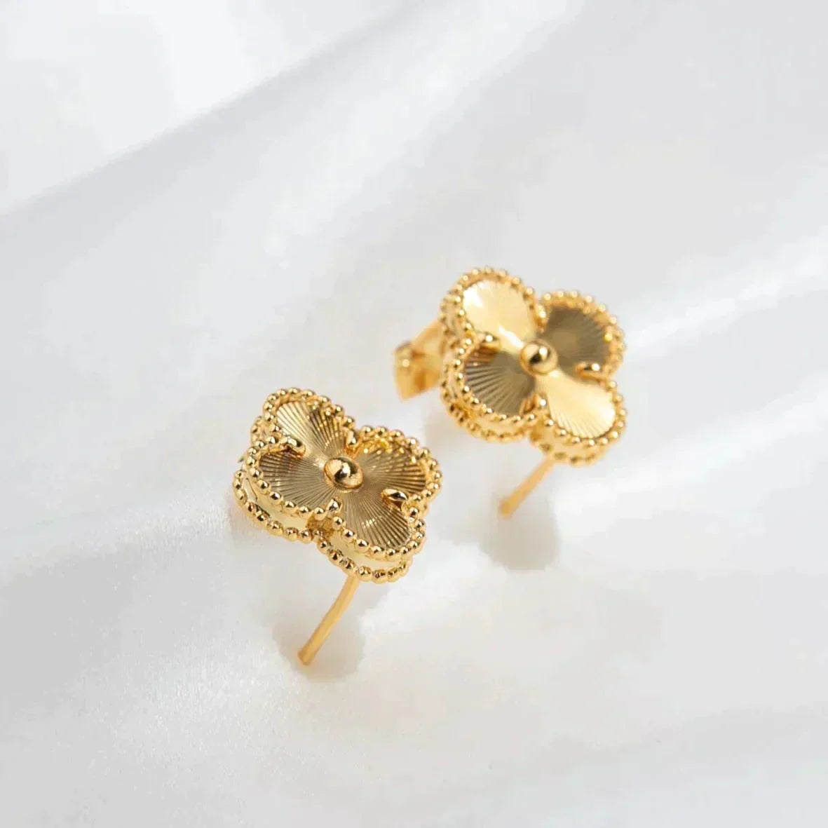 [Violet JW]CLOVER MEDIUM 1 MOTIFS LASER EARRINGS