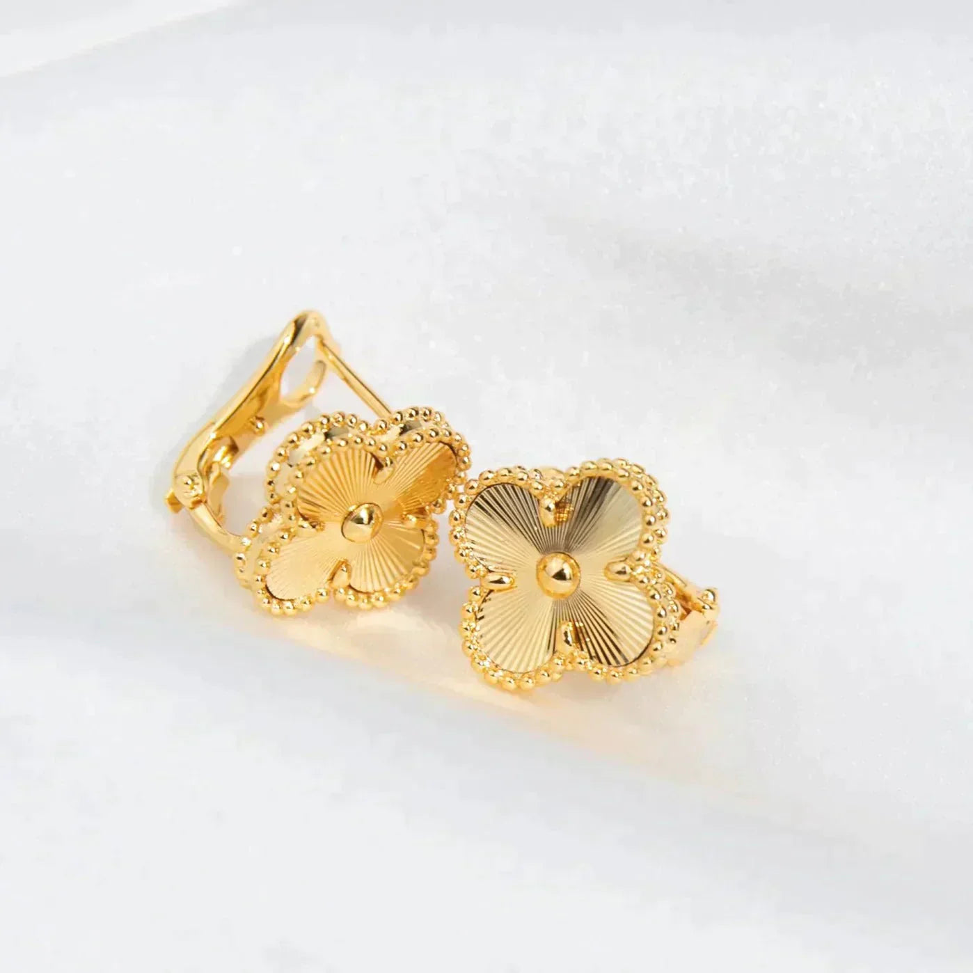 [Violet JW]CLOVER MEDIUM 1 MOTIFS LASER EARRINGS