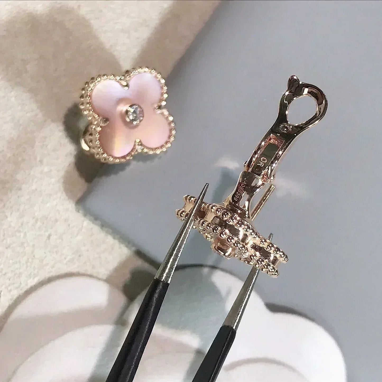[Violet JW]CLOVER MEDIUM 1 MOTIFS  PINK MOP DIAMOND EARRINGS