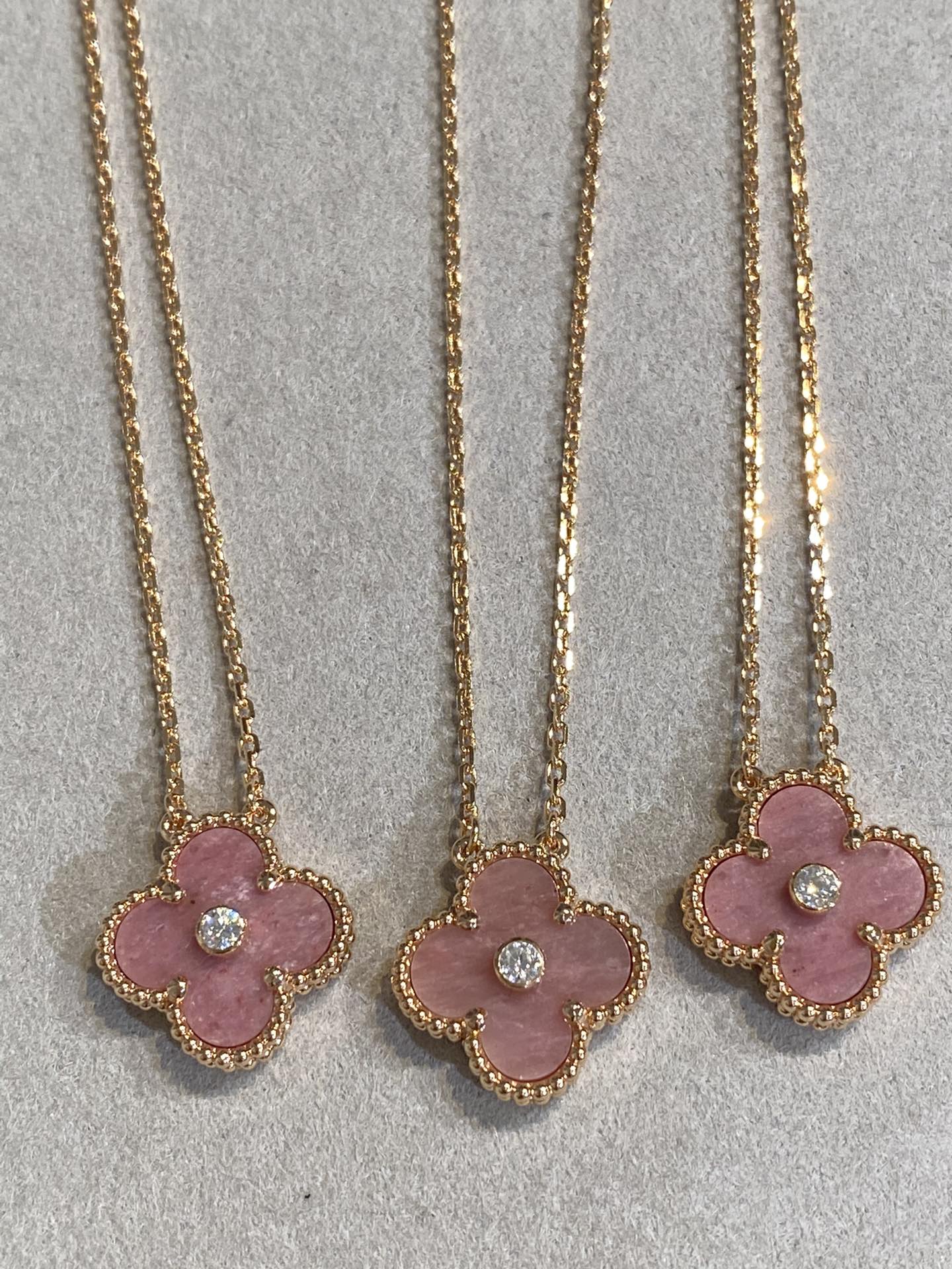 [Violet JW]CLOVER 15MM DIAMOND RHODONITE NECKLACE