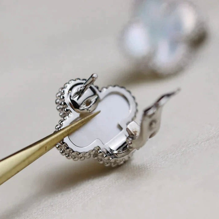 [Violet JW]CLOVER MEDIUM 1 MOTIFS  WHITE MOP EARRINGS SILVER
