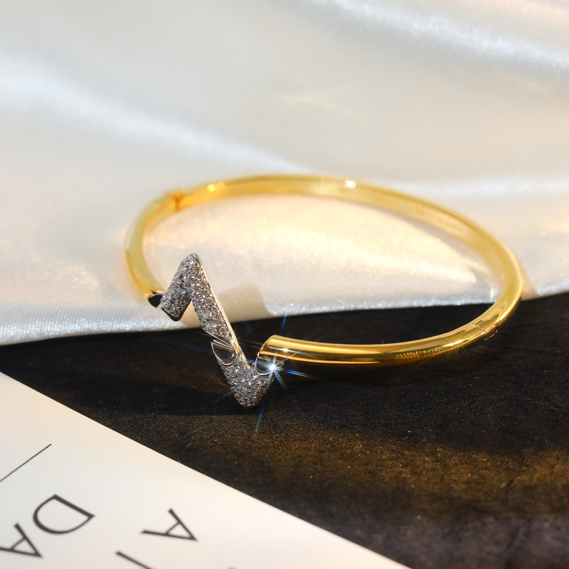 [Violet JW]VOLTE UPSITE DOWN GOLD DIAMOND BRACELET