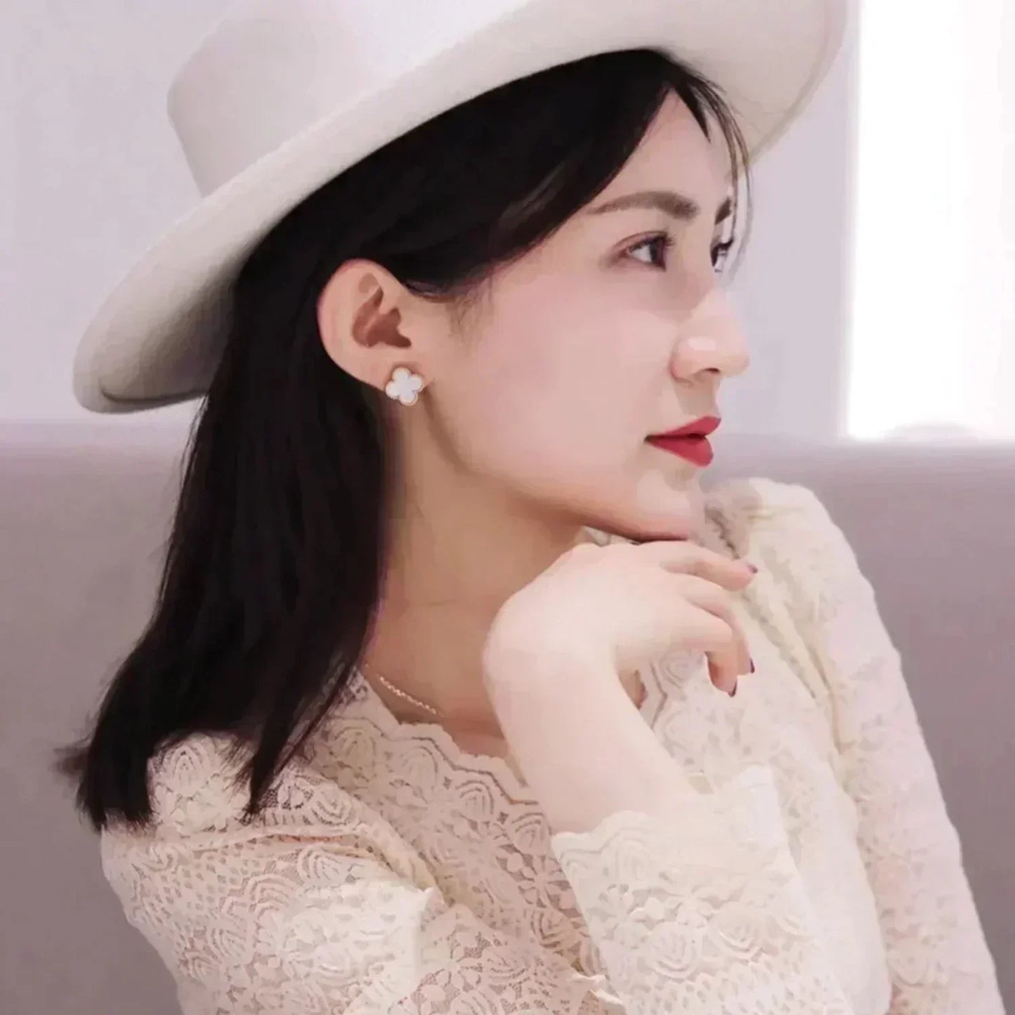 [Violet JW]CLOVER MEDIUM 1 MOTIFS  WHITE MOP STUD EARRINGS