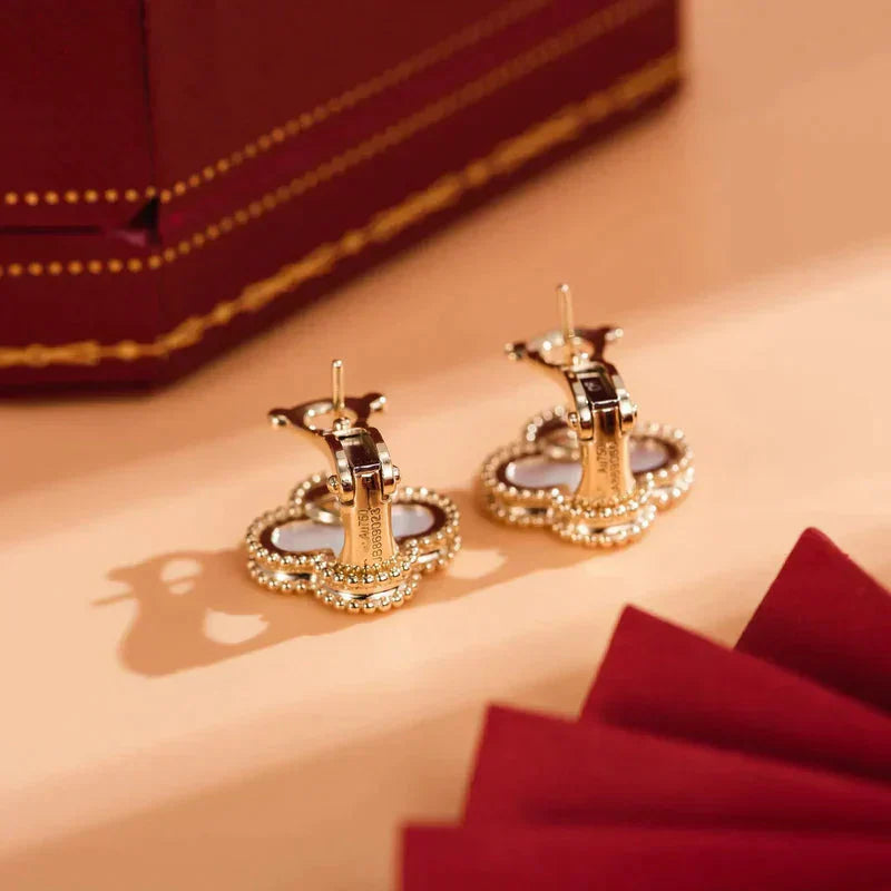 [Violet JW]CLOVER MEDIUM 1 MOTIFS  WHITE MOP STUD EARRINGS