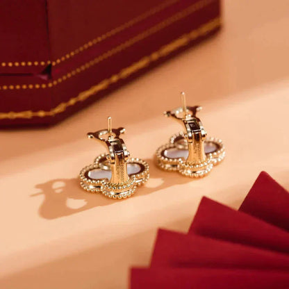 [Violet JW]CLOVER MEDIUM 1 MOTIFS  WHITE MOP STUD EARRINGS