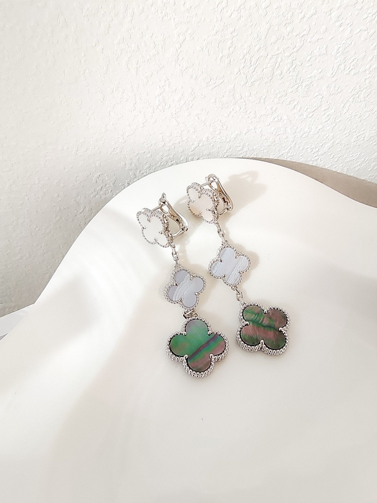 [Violet JW]CLOVER 3 MOTIFS CHALCEDONY DARK MOP SILVER EARRINGS