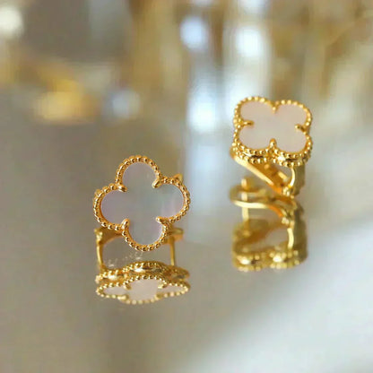 [Violet JW]CLOVER MEDIUM 1 MOTIFS  WHITE MOP STUD EARRINGS