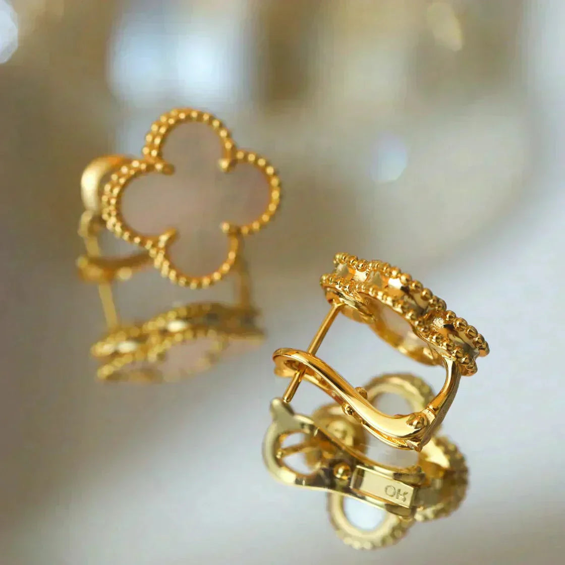 [Violet JW]CLOVER MEDIUM 1 MOTIFS  WHITE MOP STUD EARRINGS