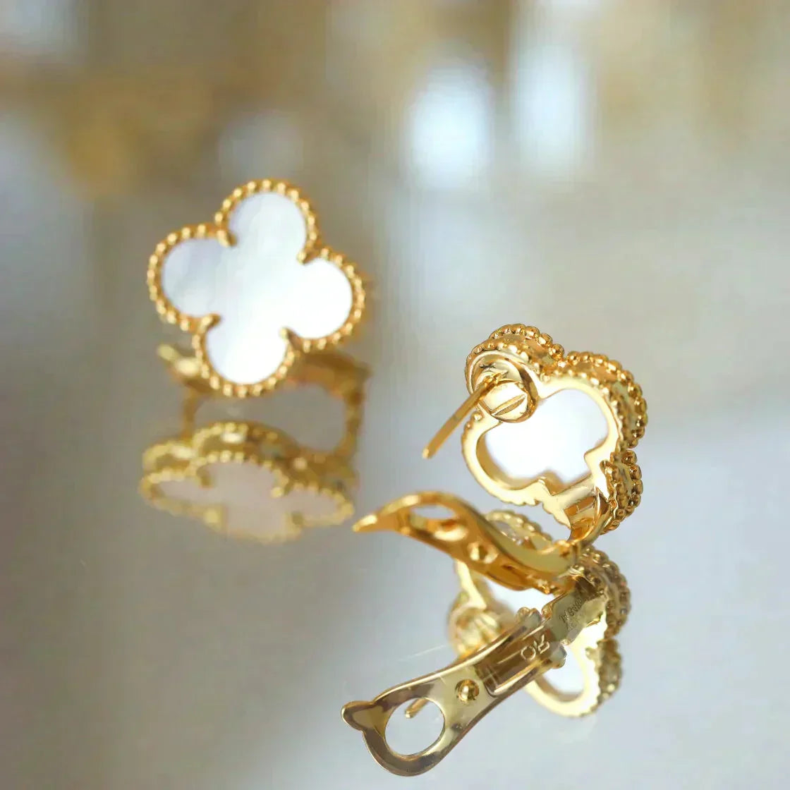 [Violet JW]CLOVER MEDIUM 1 MOTIFS  WHITE MOP STUD EARRINGS