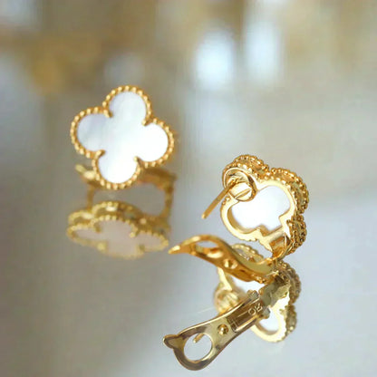 [Violet JW]CLOVER MEDIUM 1 MOTIFS  WHITE MOP STUD EARRINGS