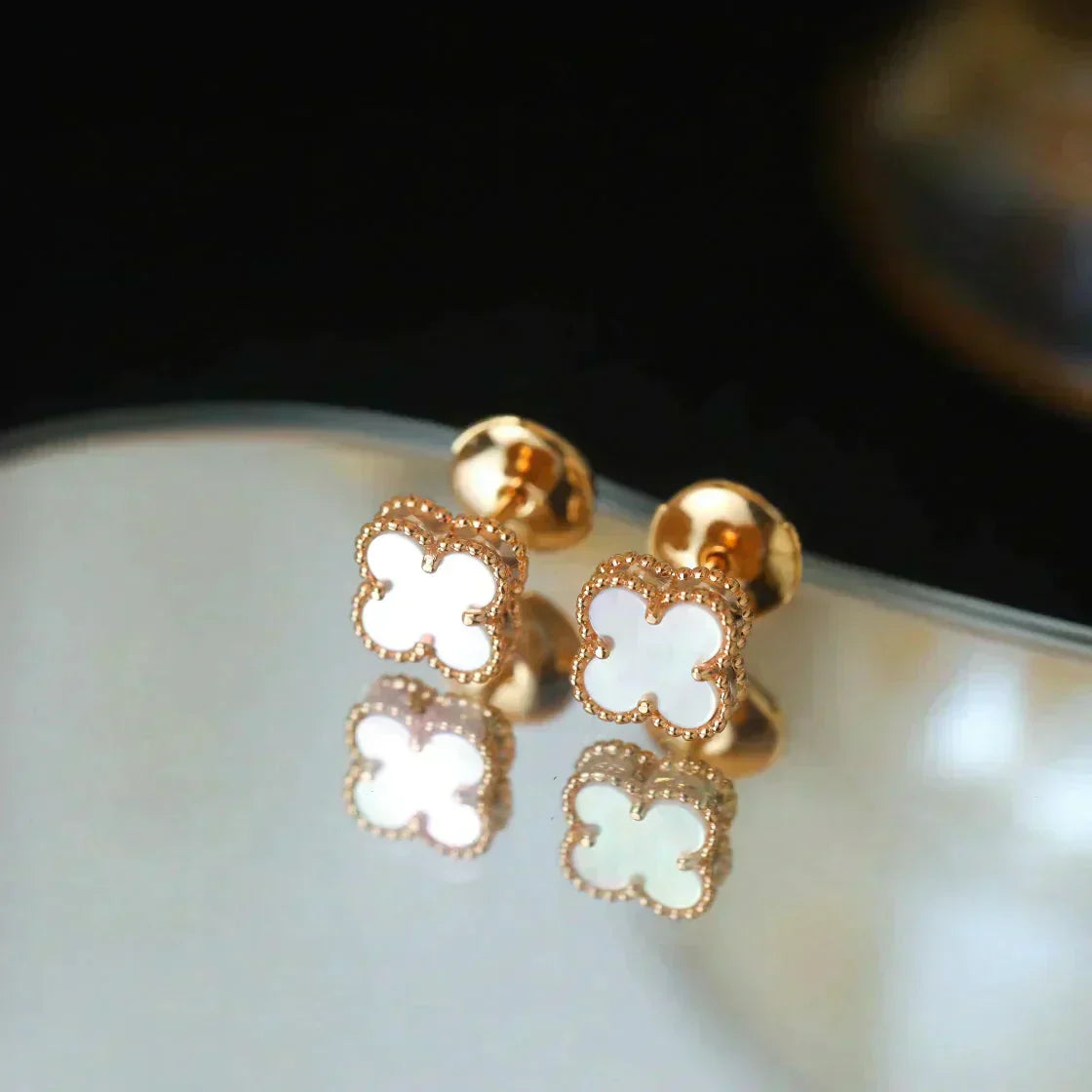 [Violet JW]CLOVER MINI 9.5MM WHITE MOP EARRINGS