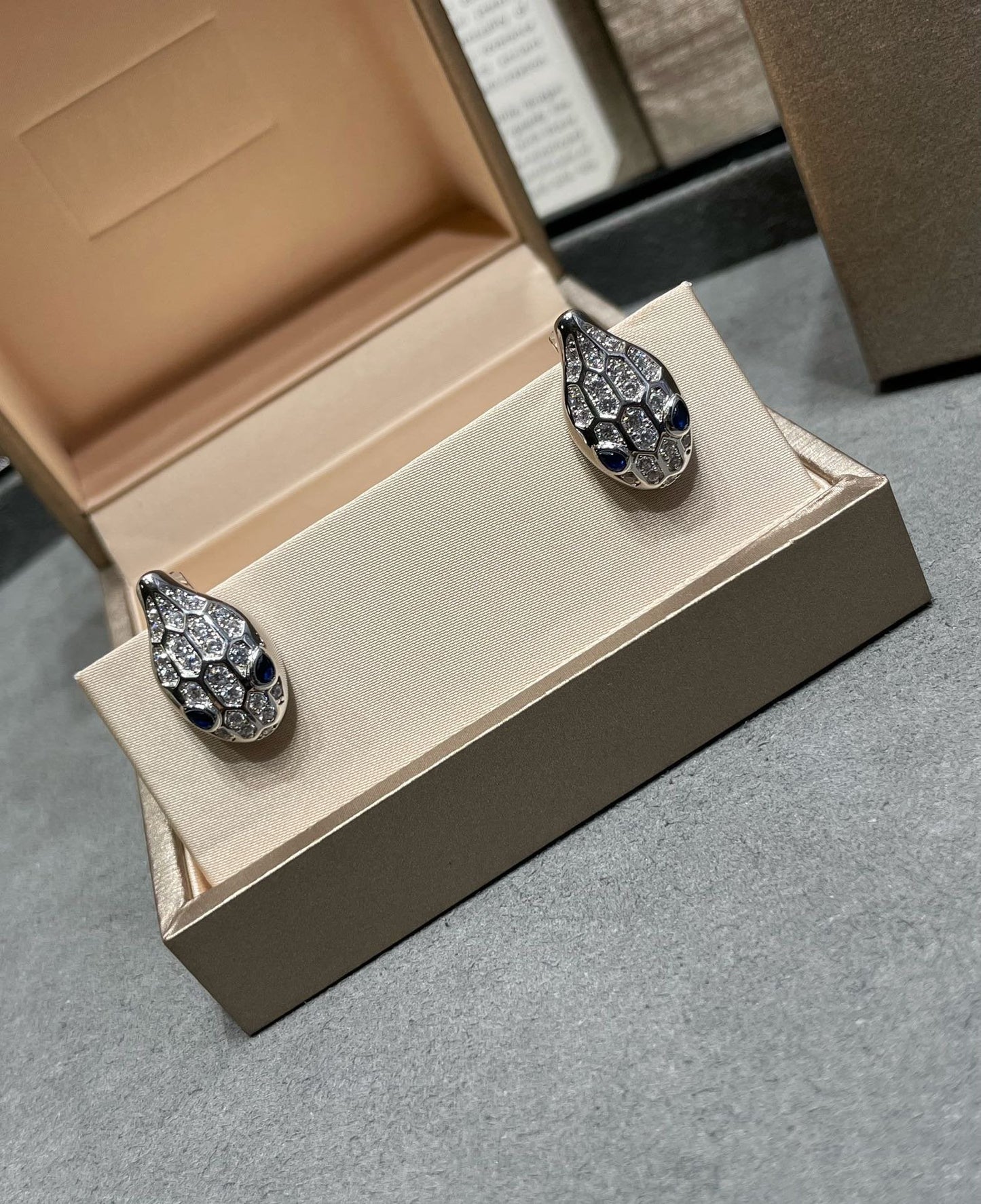 [Violet JW]SERPENT DIAMOND STUD EARRINGS