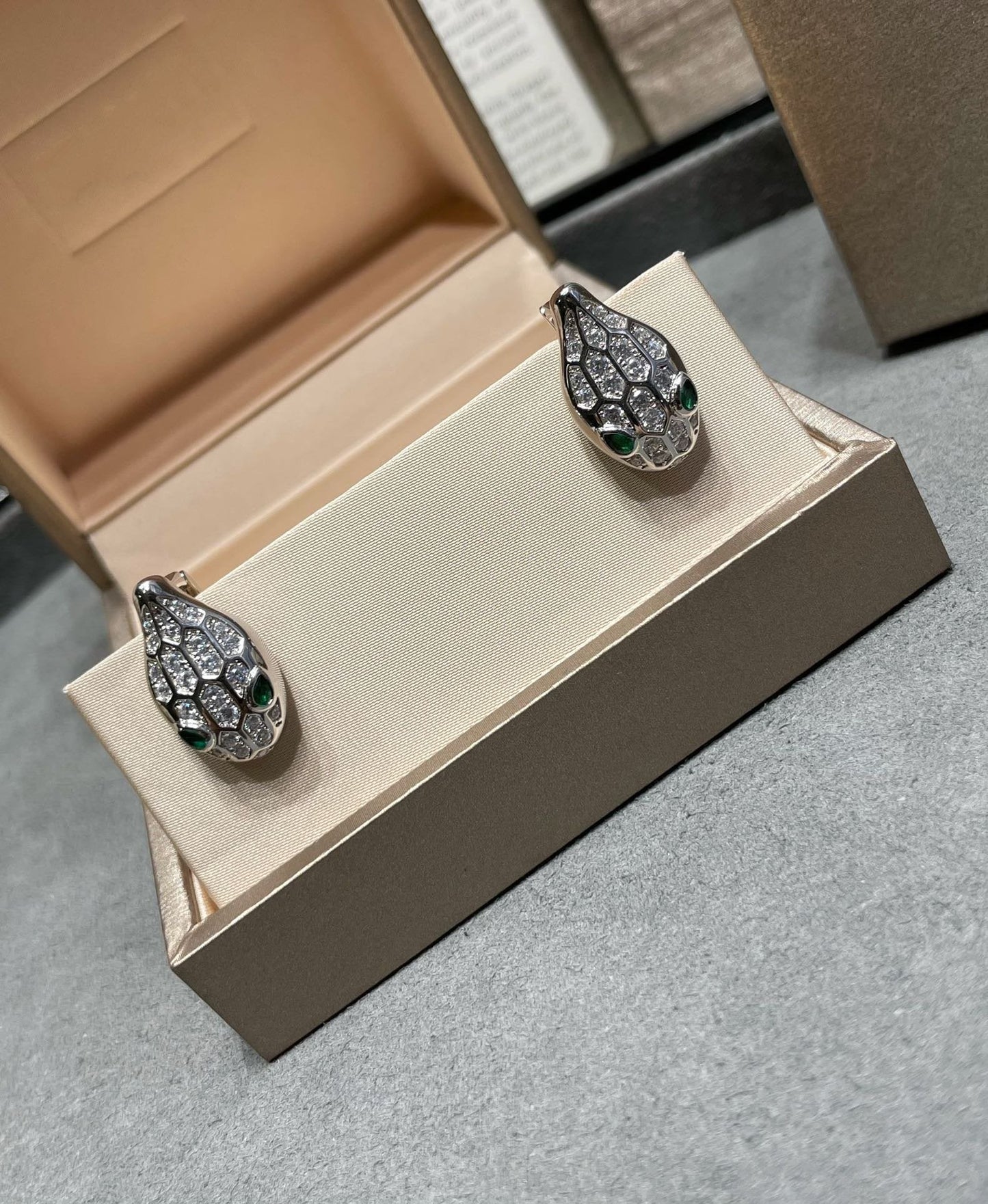 [Violet JW]SERPENT DIAMOND STUD EARRINGS