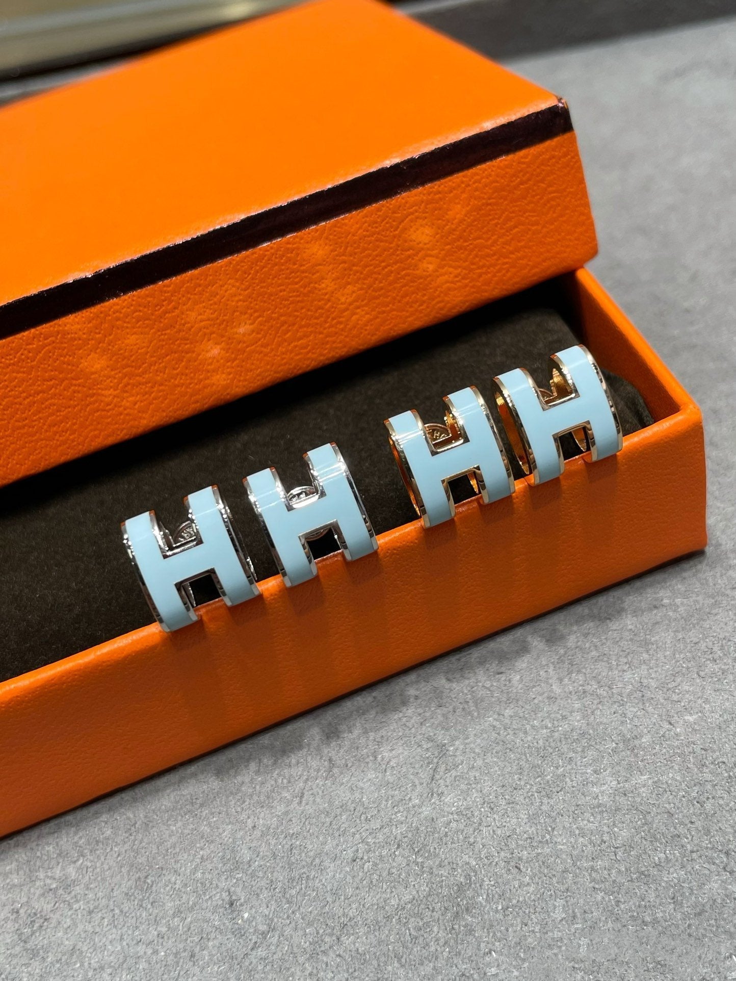 [Violet JW]POP H SKY BLUE STUD EARRINGS