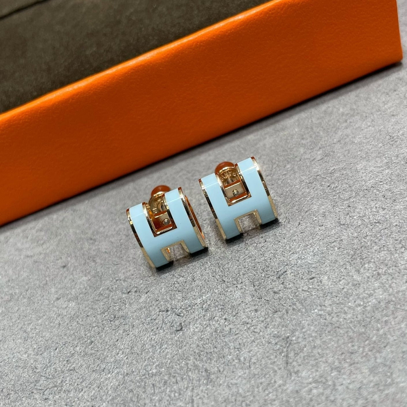 [Violet JW]POP H SKY BLUE STUD EARRINGS