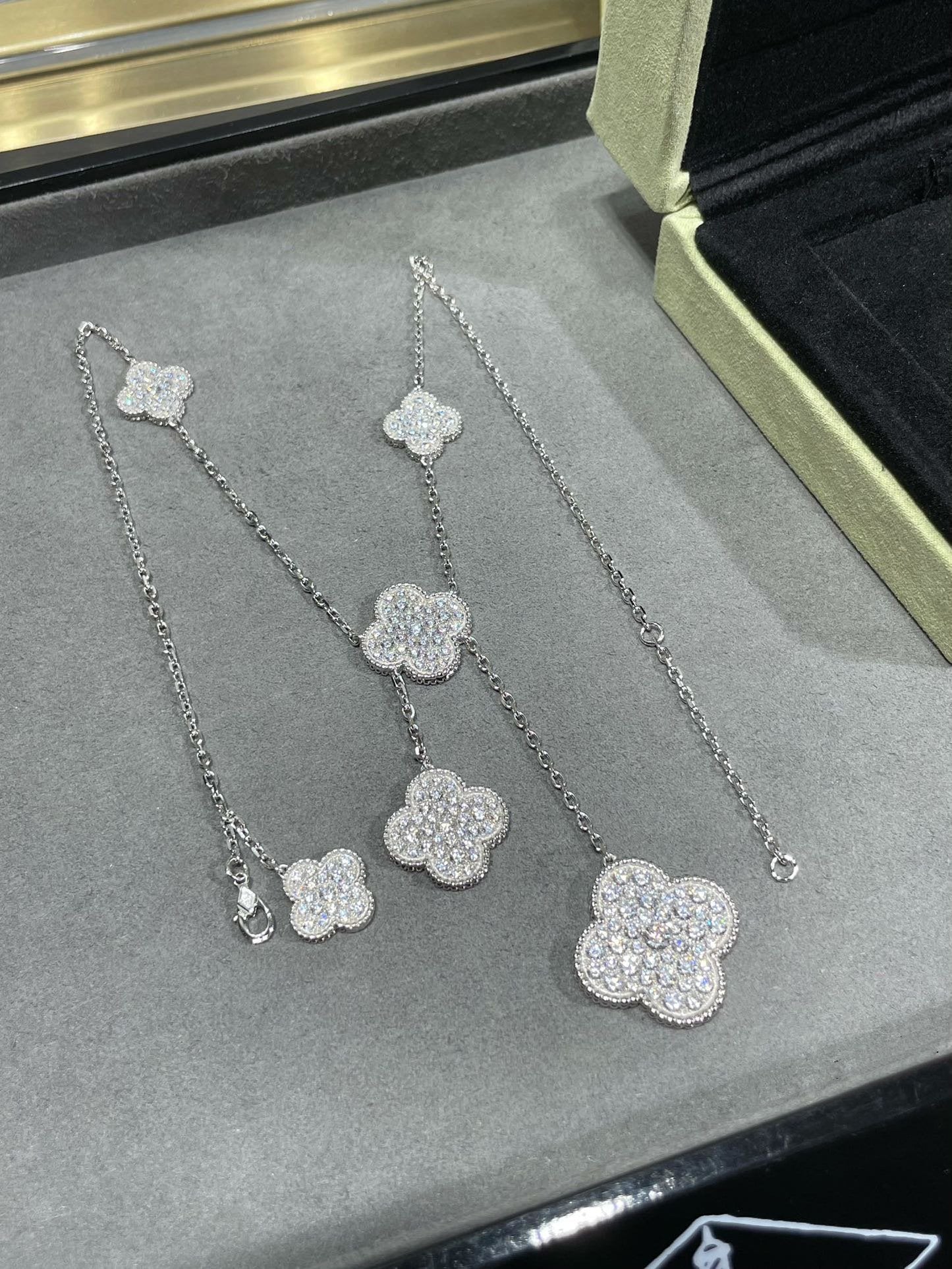 [Violet JW]CLOVER 6 MOTIF DIAMOND PAVED NECKLACE