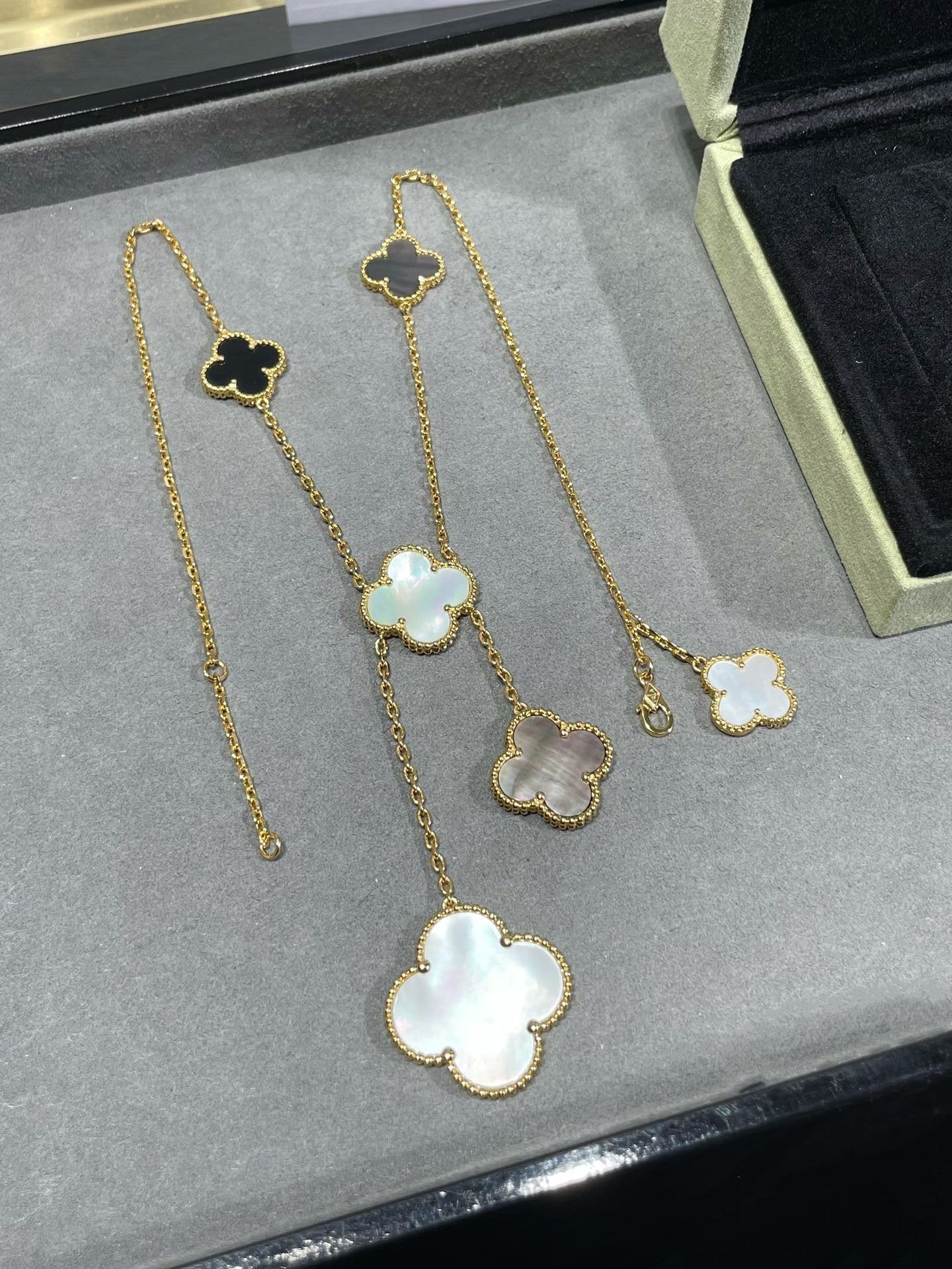 [Violet JW]CLOVER 6 MOTIF MOP ONYX GOLD NECKLACE