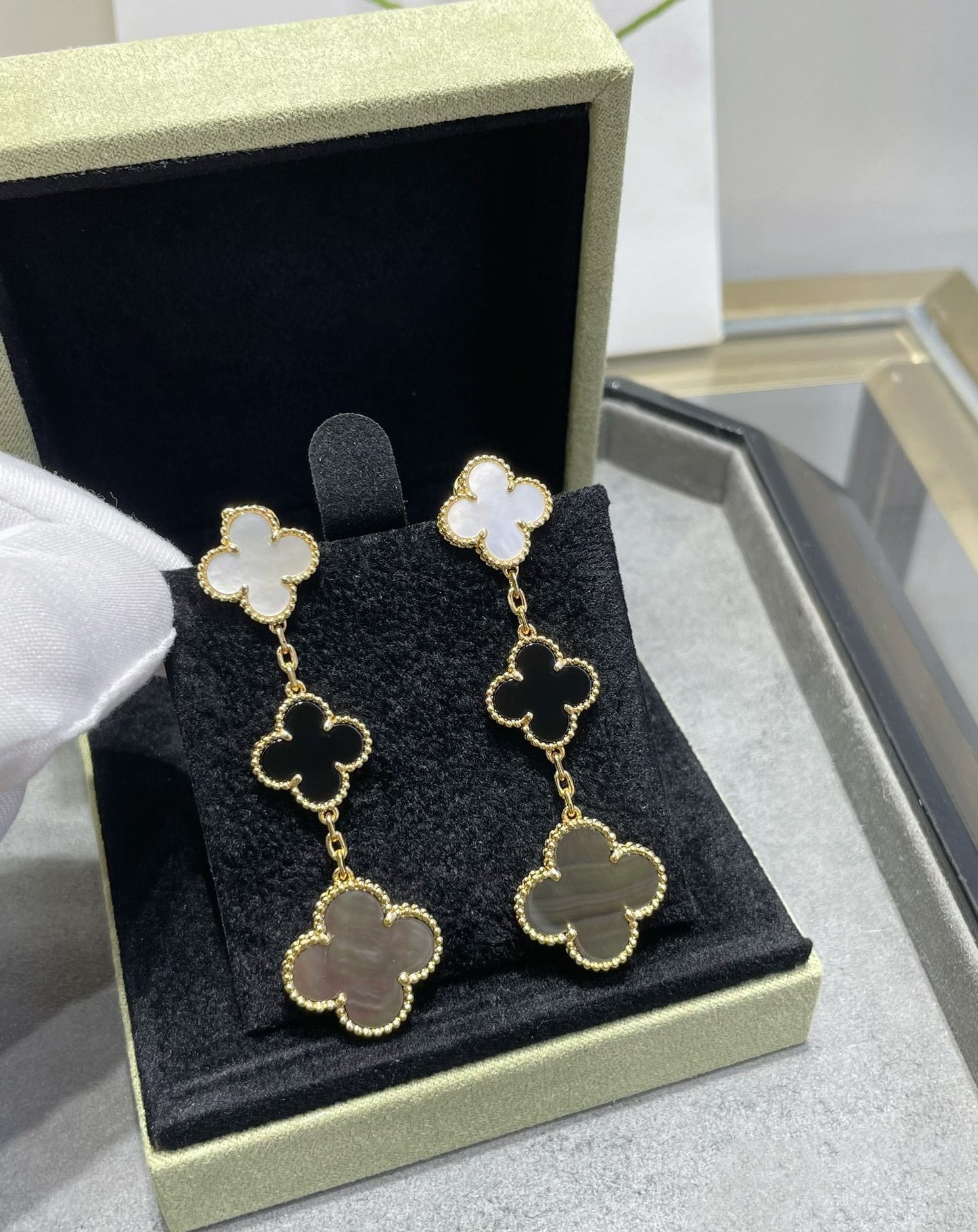 [Violet JW]CLOVER 3 MOTIF MOP ONYX DARK MOP PINK GOLD EARRINGS