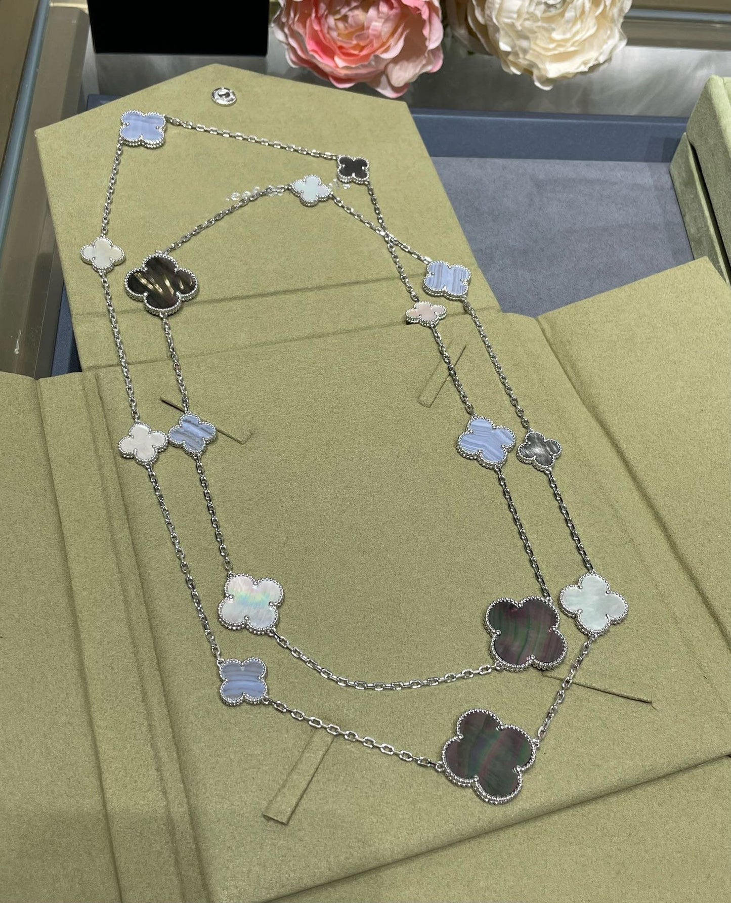 [Violet JW]CLOVER 16 MOTIF CHALCEDONY MOP SILVER NECKLACE