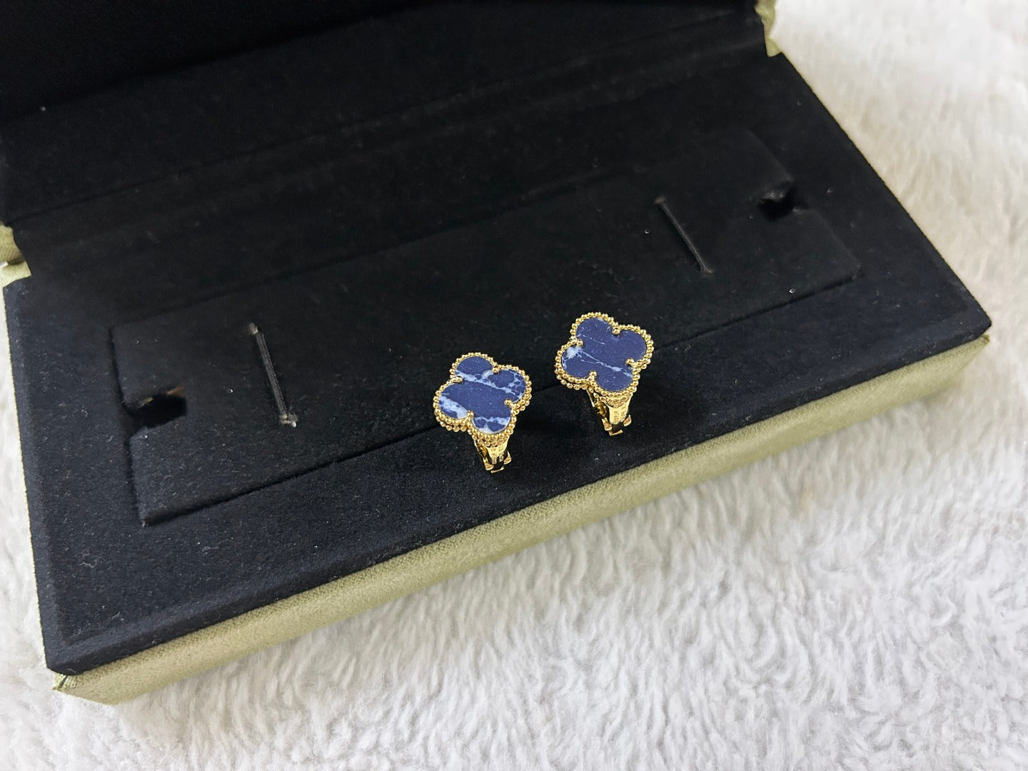 [Violet JW]CLOVER PIETERSITE MEDIUM STUD EARRINGS