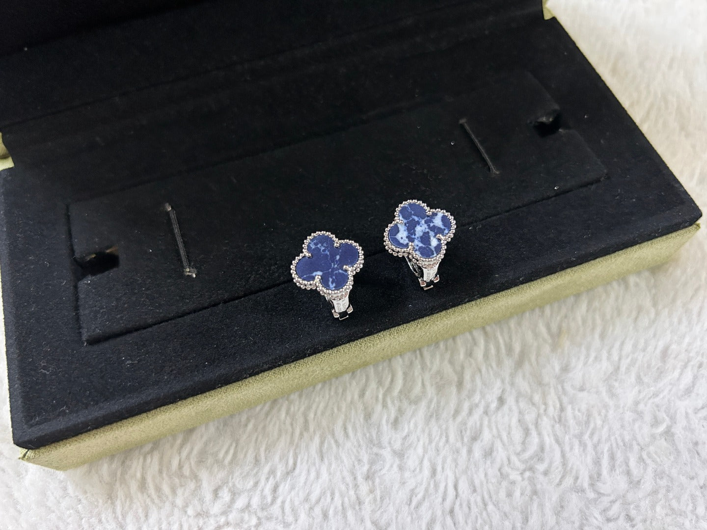 [Violet JW]CLOVER PIETERSITE MEDIUM STUD EARRINGS