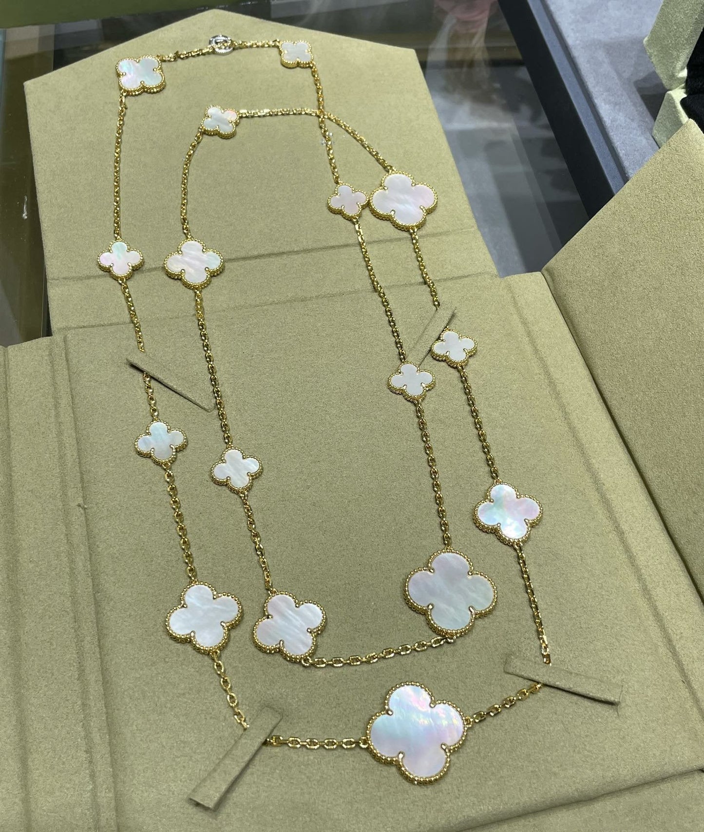 [Violet JW]CLOVER 16 MOTIF WHITE MOP GOLD NECKLACE
