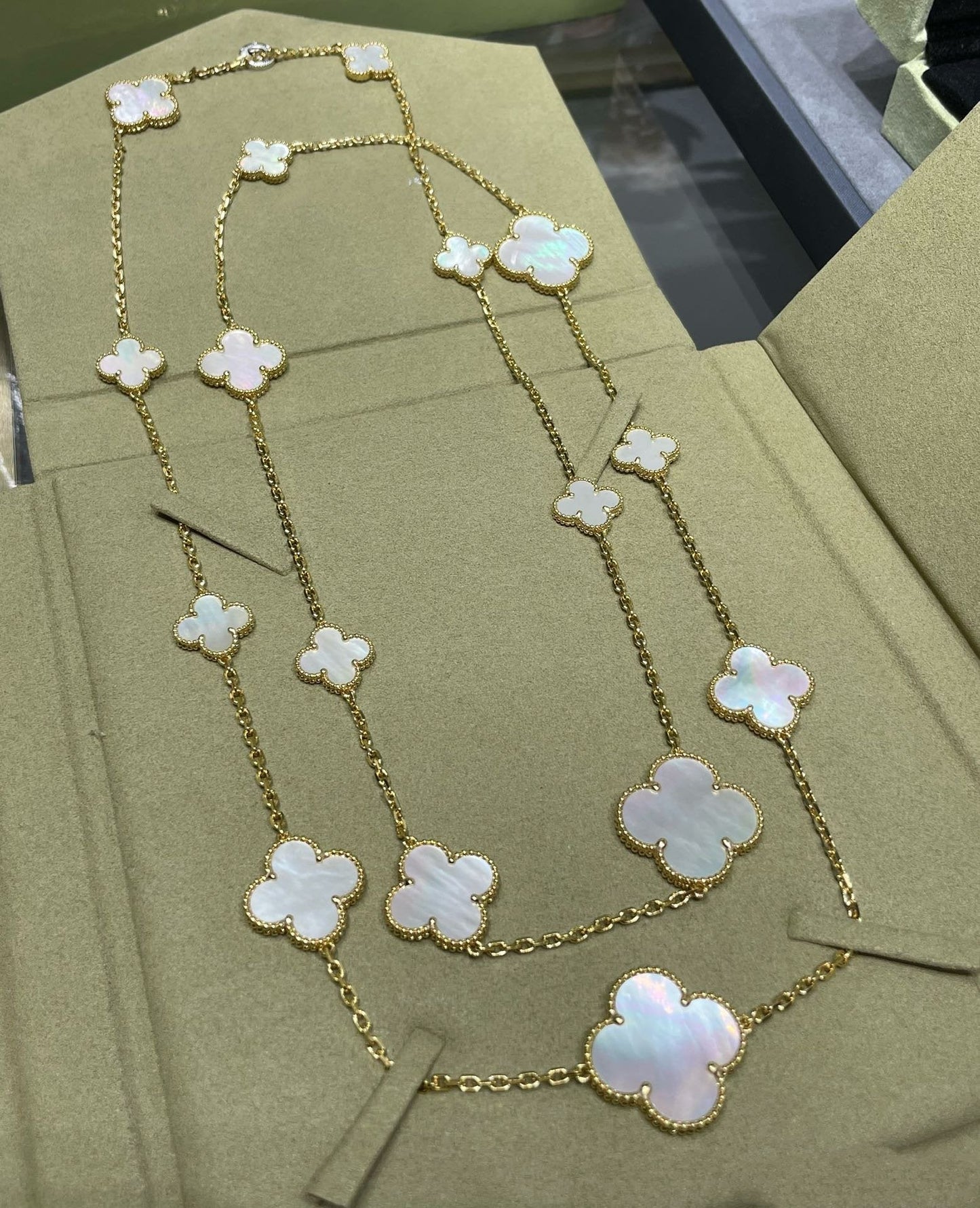 [Violet JW]CLOVER 16 MOTIF WHITE MOP GOLD NECKLACE