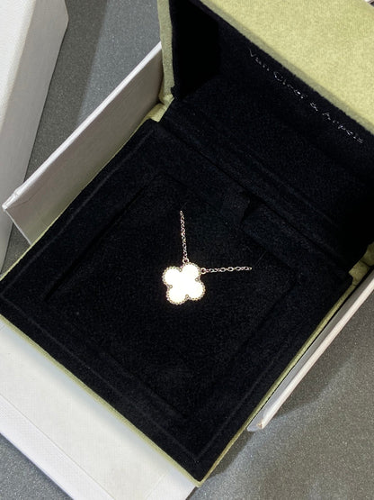 [Violet JW]CLOVER 15MM MEDIUM WHITE MOP NECKLACE