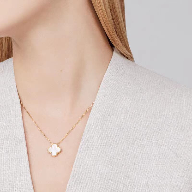 [Violet JW]CLOVER 15MM MEDIUM WHITE MOP NECKLACE