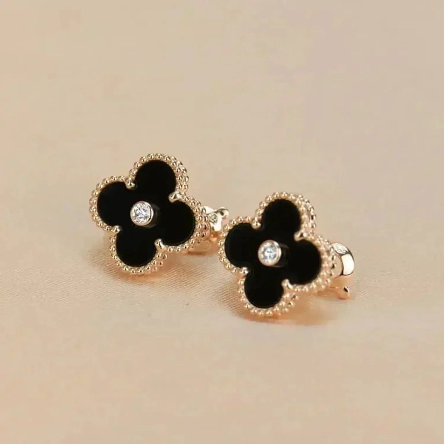 [Violet JW]CLOVER MEDIUM 1 MOTIFS ONYX DIAMOND EARRINGS