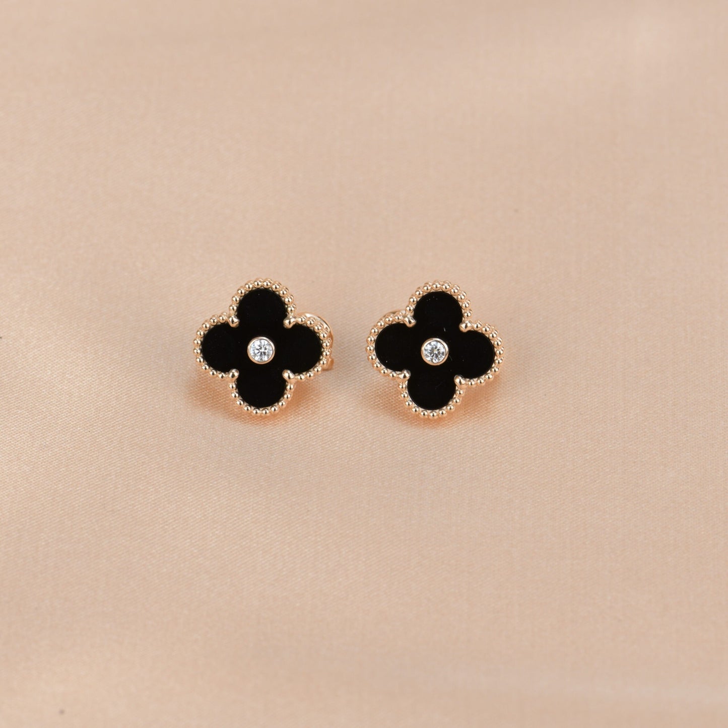 [Violet JW]CLOVER MEDIUM 1 MOTIFS ONYX DIAMOND EARRINGS