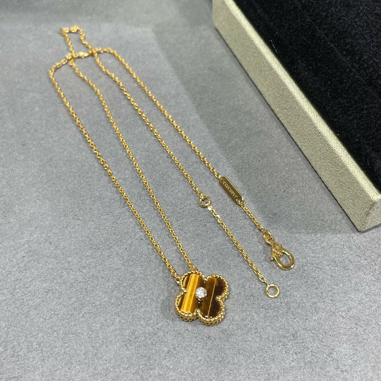 [Violet JW]CLOVER 15MM DIAMOND AND YELLOW TIGER'S EYE AGATE necklace