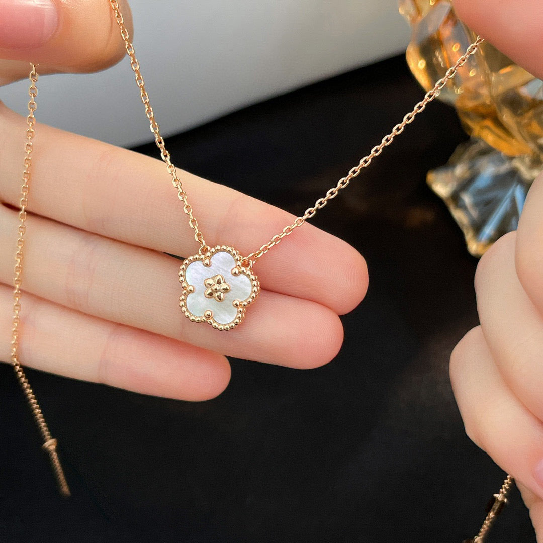 [Violet JW]LUCKY  WHITE MOP  PLUM BLOSSOM NECKLACE