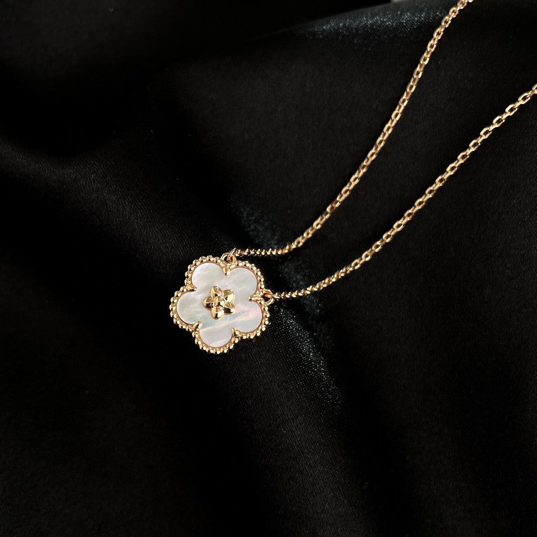 [Violet JW]LUCKY  WHITE MOP  PLUM BLOSSOM NECKLACE