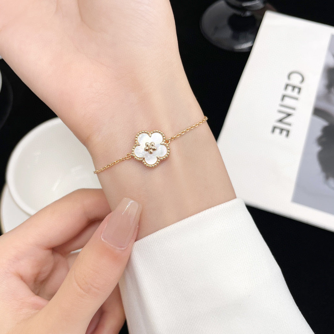 [Violet JW]LUCKY WHITE MOP PLUM BLOSSOM  BRACELET