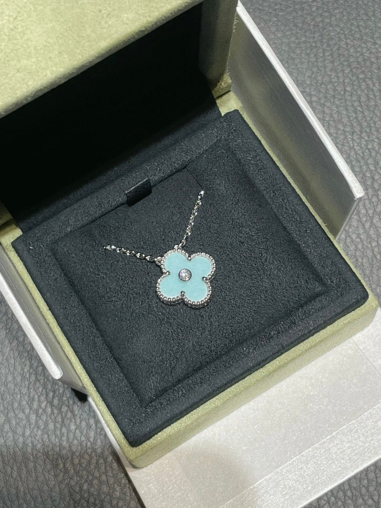 [Violet JW]CLOVER 1 DIAMOND LIGHT BLUE SILVER NECKLACE