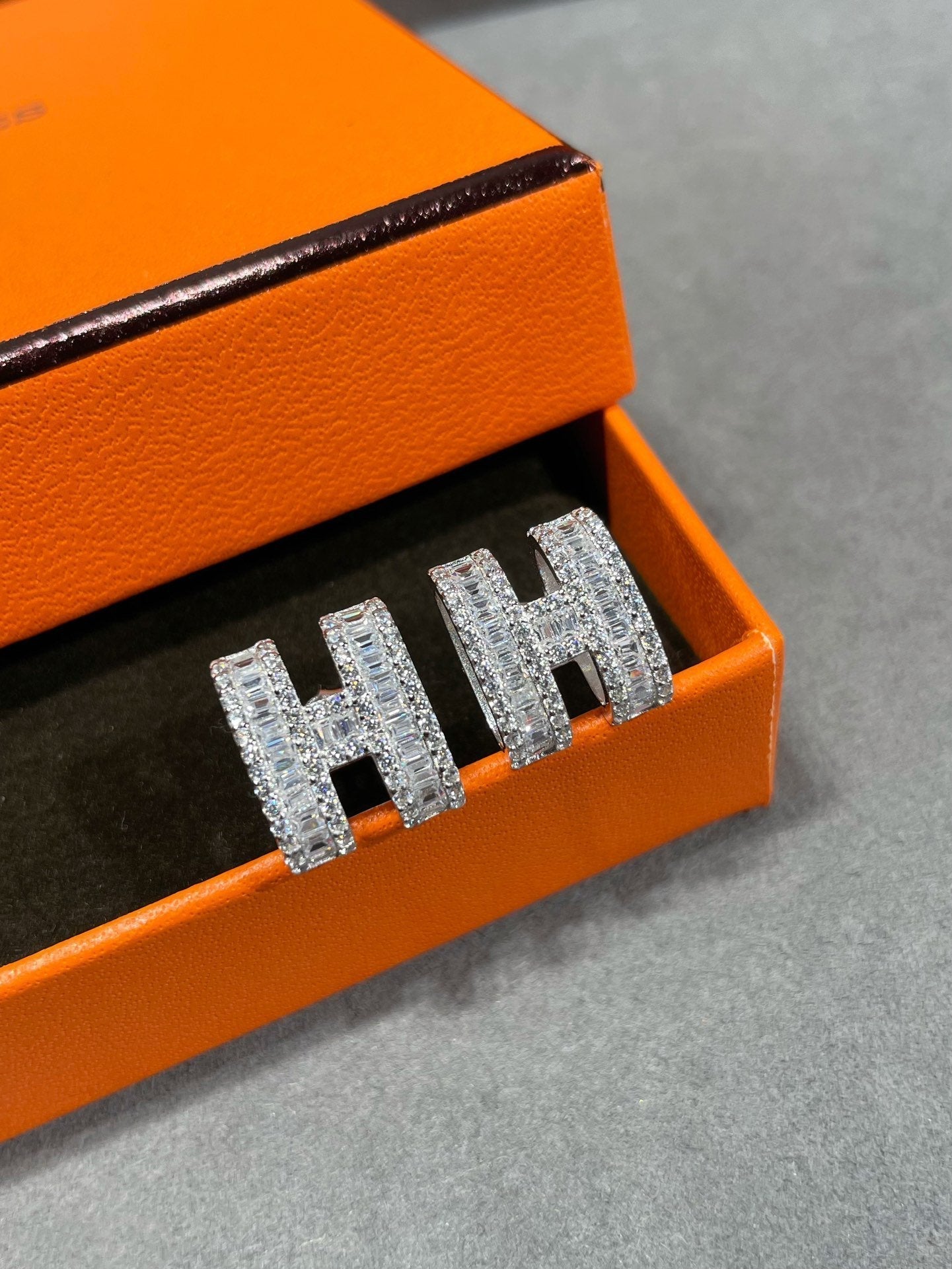 [Violet JW]H STUD EARRINGS WITH SILVER DIAMONDS