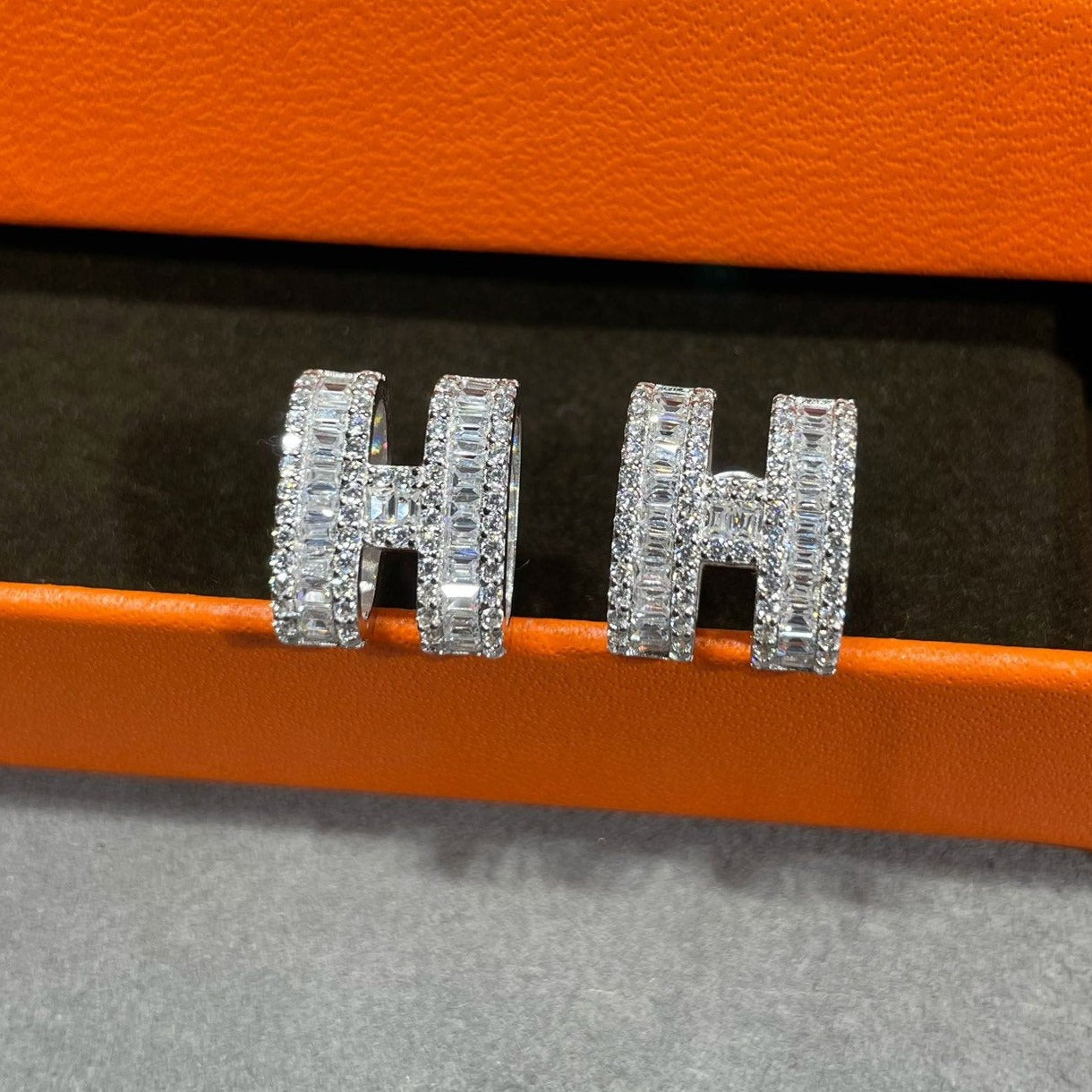[Violet JW]H STUD EARRINGS WITH SILVER DIAMONDS