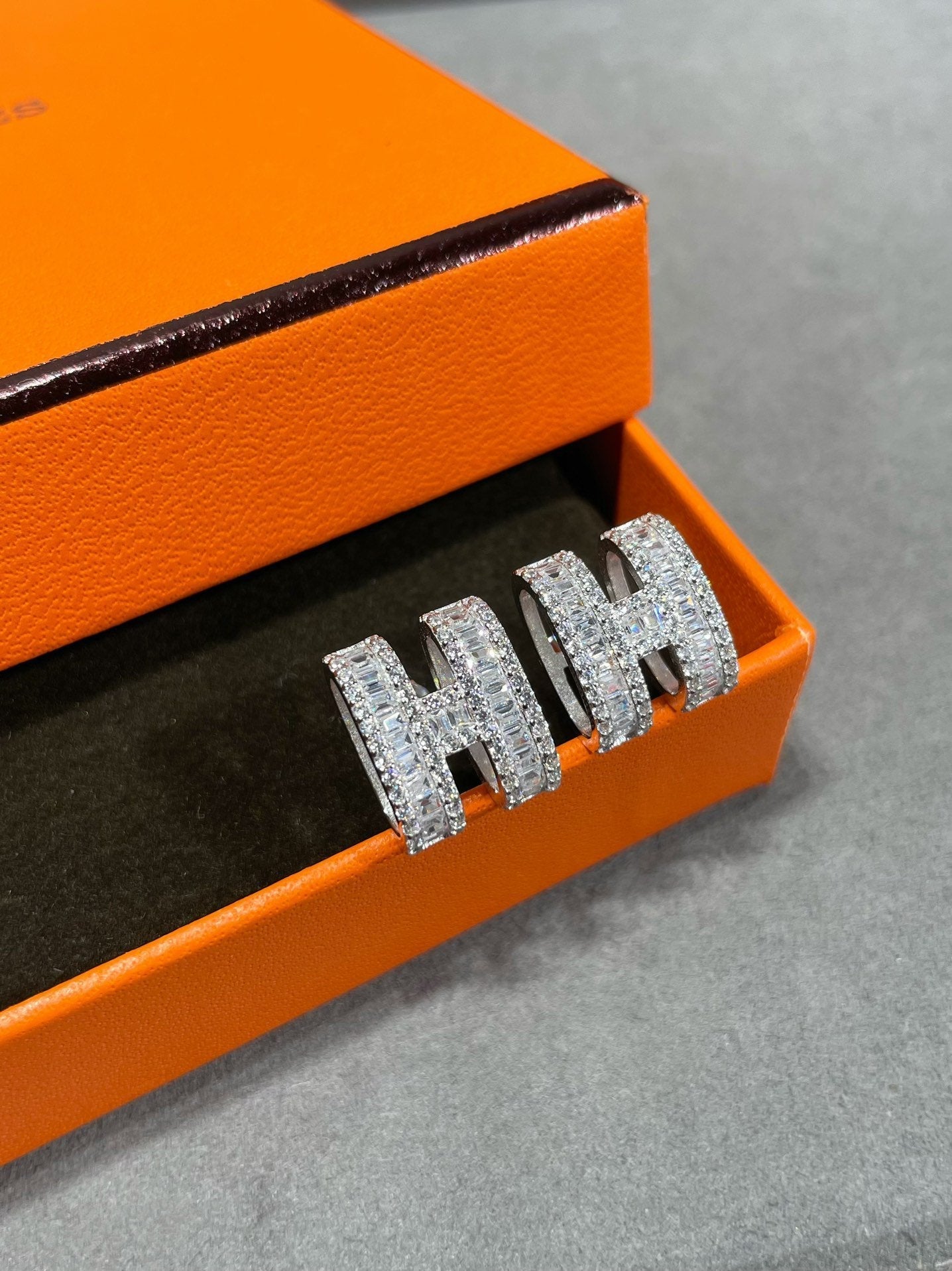 [Violet JW]H STUD EARRINGS WITH SILVER DIAMONDS