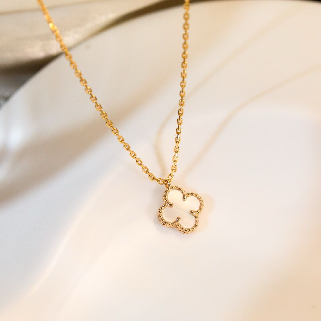 [Violet JW]CLOVER MINI 9.5MM WHITE MOTHER-OF-PEARL NECKLACE