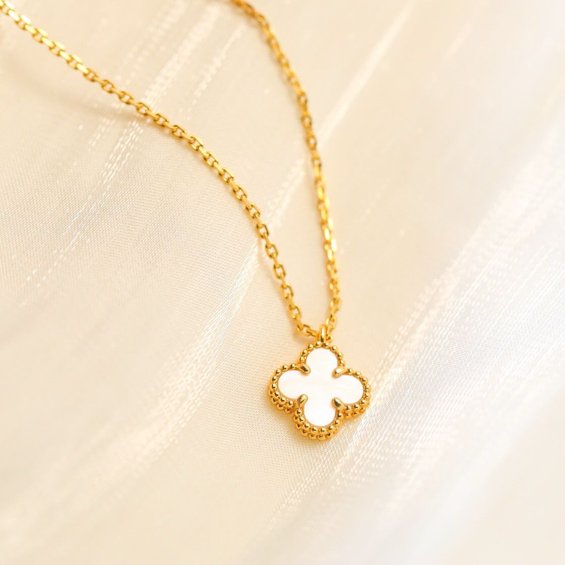 [Violet JW]CLOVER MINI 9.5MM WHITE MOTHER-OF-PEARL NECKLACE