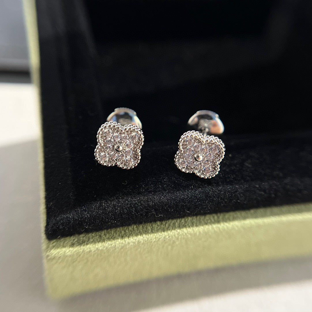 [Violet JW]CLOVER MINI DIAMOND STUD EARRINGS