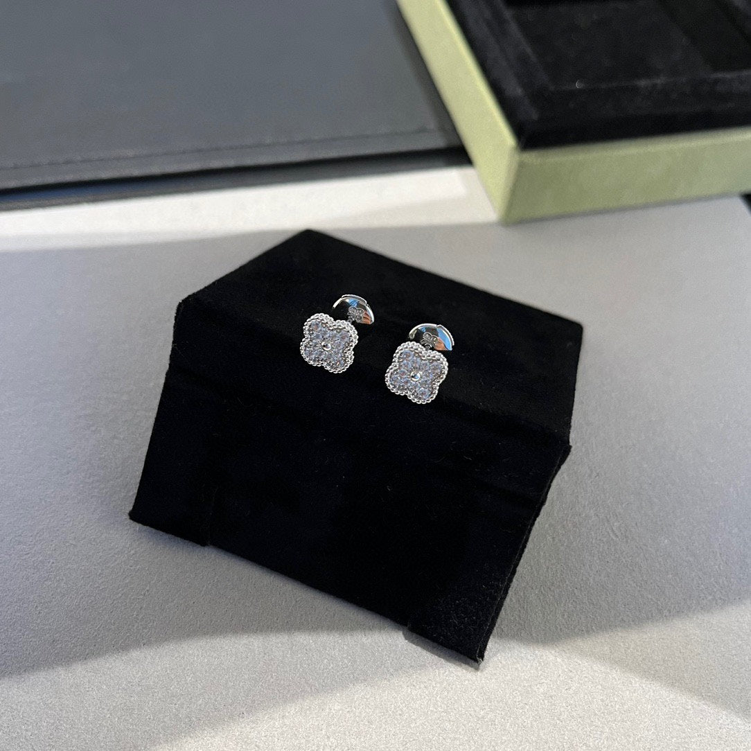 [Violet JW]CLOVER MINI DIAMOND STUD EARRINGS